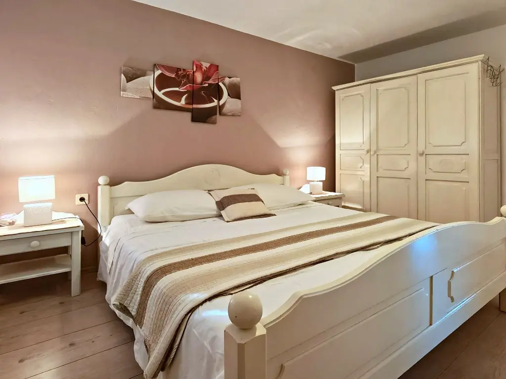 ELISE_05_Schlafzimmer_Detail.webp