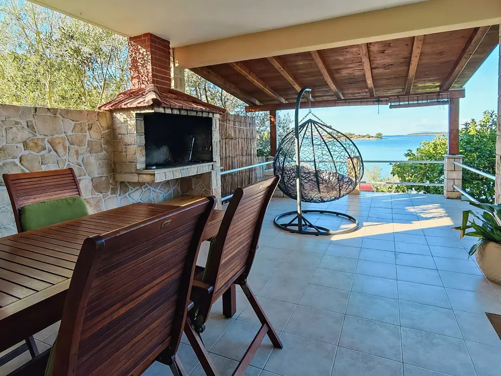 ELISE_08_Terrasse_Grill.webp